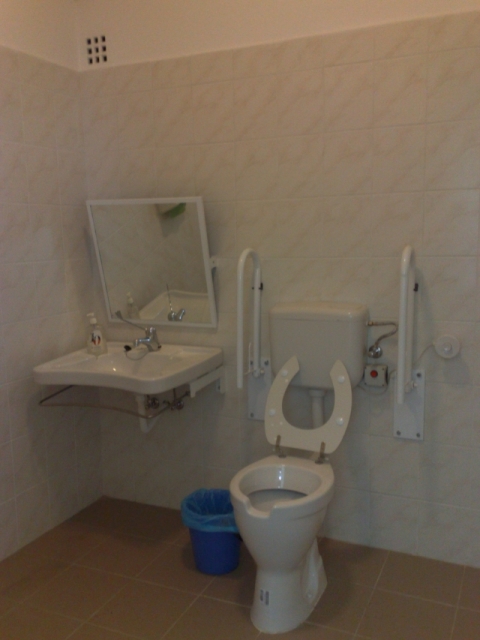 Mozgáskorlátozott WC az orvosi rendelőben