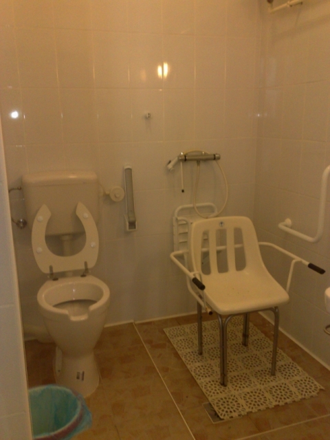Mozgáskorlátozott WC a szociális otthonban