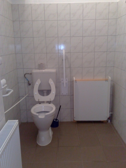 Mozgáskorlátozott WC és pelenkázó a polgámresteri hivatalban